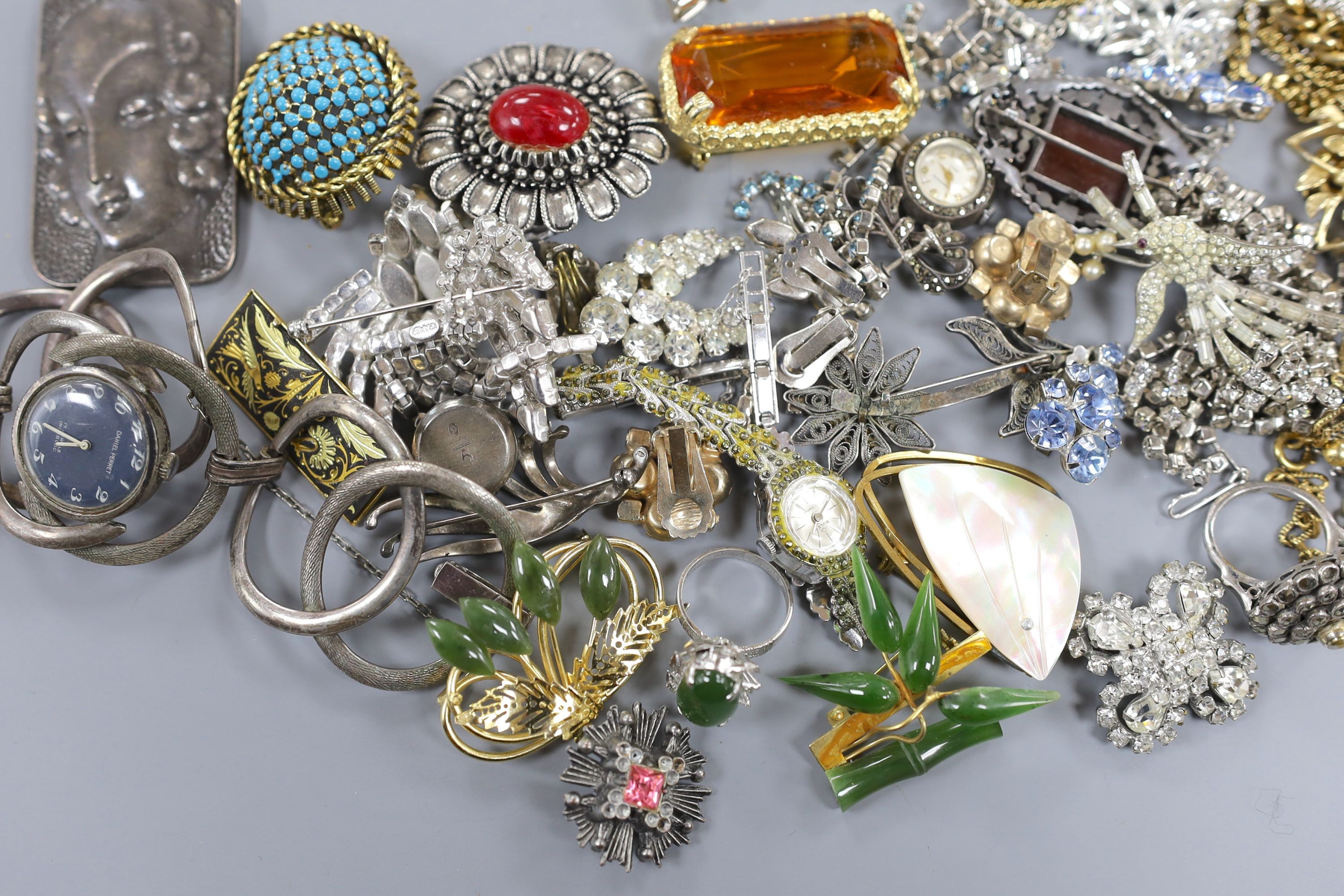 Assorted costume jewellery, including paste set brooches, necklace and earrings, Art Deco white metal brooch, etc.